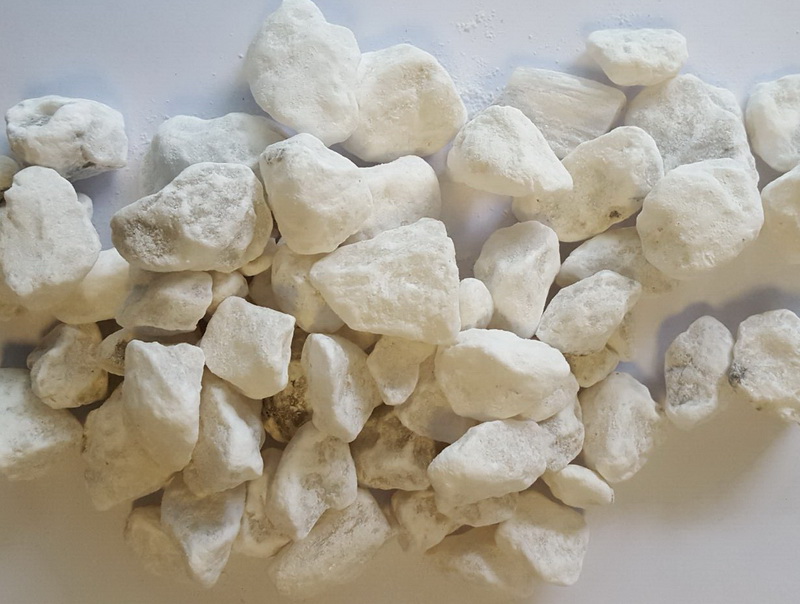 通过色选机选出的生石膏产品具有杂质少,粒度均匀,白度精细的特点